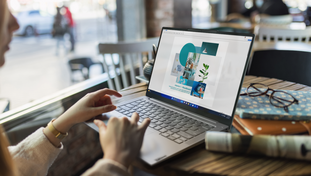 woman hands laptop