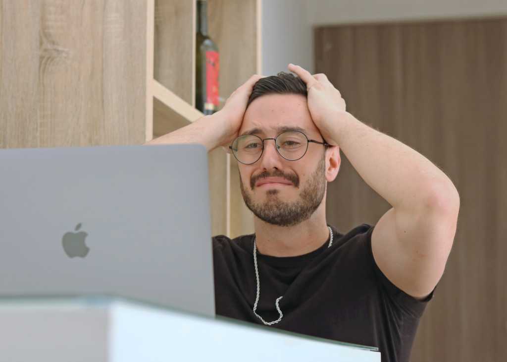 profesional con cara de preocupación
